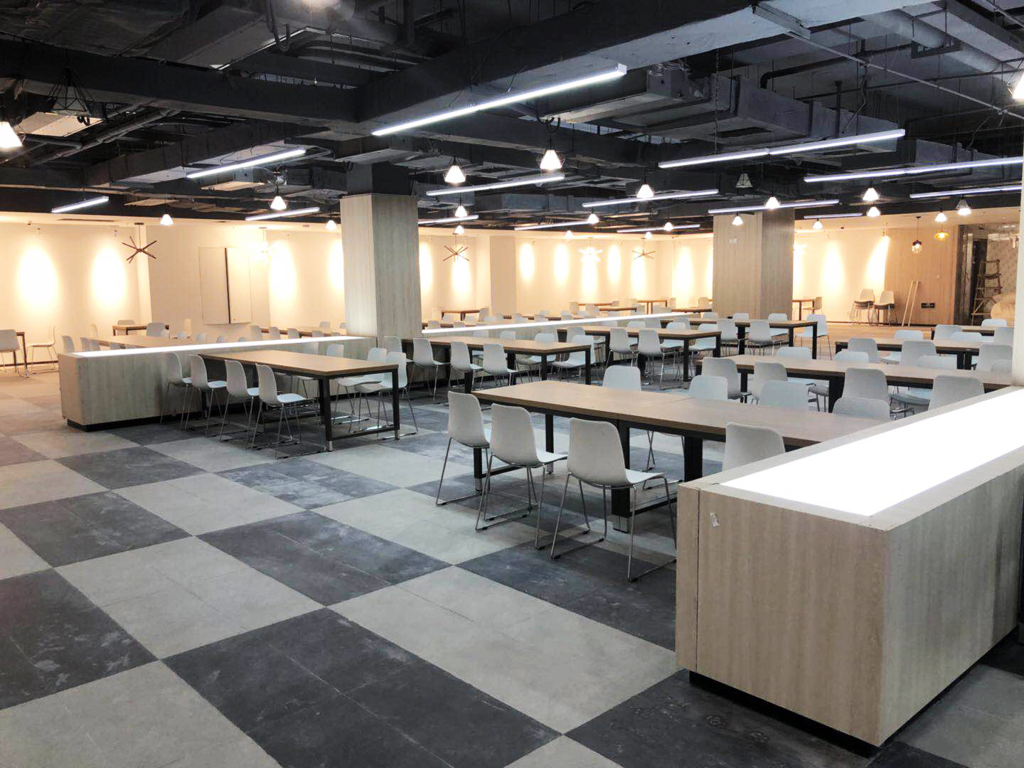 南京柯菲平制药公司办公家具之餐厅桌椅